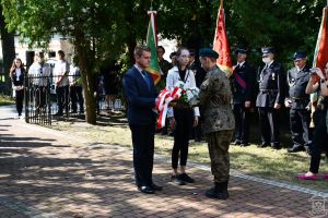 81. Rocznica Bitwy nad Bzurą - składanie kwiatów pod pomnikiem