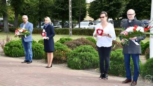 Uczestnicy 10. rocznicy posadzenia Dębów Katyńskich