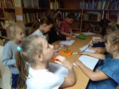 Pasowanie pierwszoklasistów na czytelników biblioteki