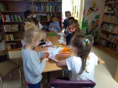 Pasowanie pierwszoklasistów na czytelników biblioteki
