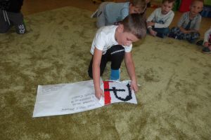 Przedszkolaki podczas zajęć o Powstaniu Warszawskim