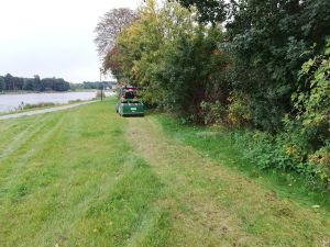 Nowa kosiarka w terenie, obrzeża zalewu w Strykowie