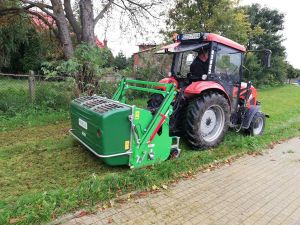 Nowa kosiarka w terenie, obrzeża zalewu w Strykowie