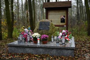 Obelisk Marii Piotrowiczowej udekorowany kwiatami i zniczami