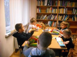 Lekcja biblioteczna dla pierwszaków w niesułkowskiej bibliotece