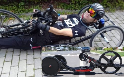 Kystian Korzewski na rowerze handbike