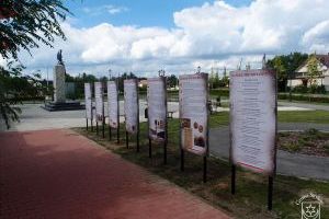 Tablice historyczne przy Pomniku Niepodległości