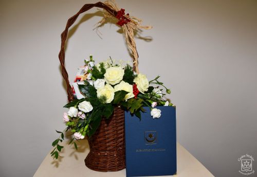 Kosz kwiatów oraz list gratulacyjny od Burmistrz Strykowa