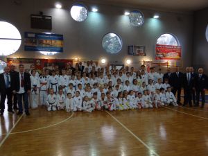 Zdjęcie grupowe V Otwarte Mistrzostwa Małopolski Okinawa Karate i Kobudo TARNÓW 2021