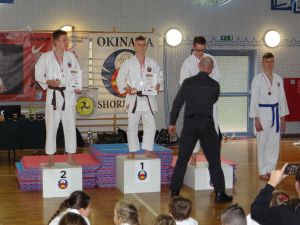 Dekoracja medalami V Otwarte Mistrzostwa Małopolski Okinawa Karate i Kobudo TARNÓW 2021