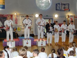 Dekoracja medalami V Otwarte Mistrzostwa Małopolski Okinawa Karate i Kobudo TARNÓW 2021