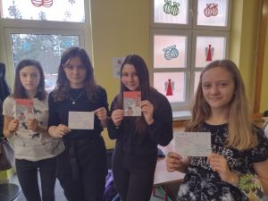 Uczniowie SP Niesułków prezentują własnoręcznie wykonane kartki świąteczne