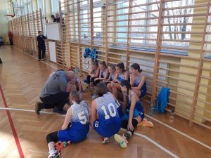 Drużyna dziewcząt TK Basket z trenerem B. Szcześniakiem