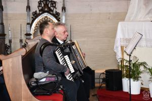 Zespół podczas koncertu w kościele rzymskokatolickim w Niesułkowie