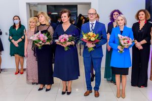 Władze Gminy Stryków oraz dyrekcja szkoły z kwiatami