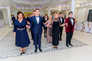 Polonez - w pierwszych parach uczniowie wraz z dyrektorkami szkoły