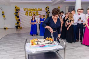 Dyrektor Beata Jachurska kroi tort