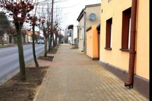 Przebudowany chodnik na ul. Kolejowej w Strykowie