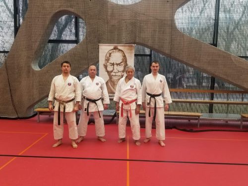 Trenerzy strykowskiej sekcji karate z prowadzącym staż treningowy