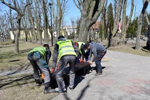 Ławki w centrum Strykowa odnowione przez JRP