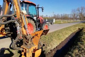 Czyszczenie rowów wzdłuż drogi przez Bronin i Wrzask do Gozdowa