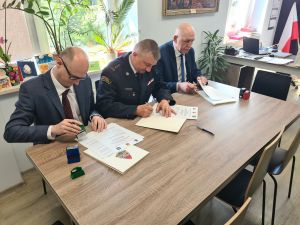 Porozumienie podpisywane przez Burmistrza Strykowa,...