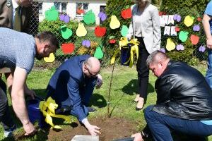 Inauguracja projektu "Owoce Pamięci" w Gminie Stryków