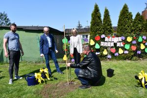 Inauguracja projektu "Owoce Pamięci" w Gminie Stryków