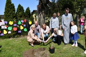 Inauguracja projektu "Owoce Pamięci" w Gminie Stryków