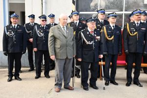 W pierwszym rzędzie: druhowie seniorzy OSP w Strykowie Włodzimierz Olesienkiewicz i Mieczysław Sokołowski, Zastępca...