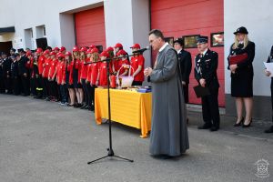 Proboszcz Parafii Starokatolickiej Mariawitów w Strykowie kpł. M. Stanisław Bankiewicz. Młodzieżowa Drużyna Pożarnicza OSP...