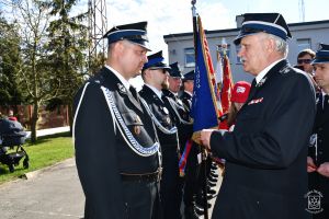 Prezes Zarządu Oddziału Powiatowego Związku OSP RP druh Andrzej Ruciński dekoruje Złotym Medalem za Zasługi dla Pożarnictwa...