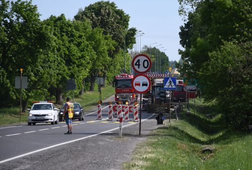 Ruch wahadłowy na odcinku DK14 w Strykowie objętym robotami