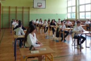 Uczniowie przed rozpoczęciem egzaminu