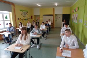 Uczniowie SP Niesułków przed egzaminem