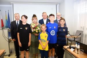 Uroczysta Sesja Rady Miejskiej w Strykowie -  nadanie Medalu "Zasłużony dla Ziemi Strykowskiej"