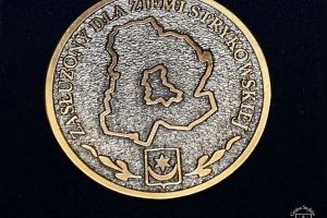 Medal "Zasłużony dla Ziemi Strykowskiej" awers