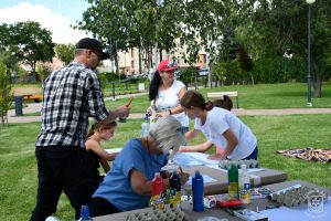 Pierwsze z cyklu rodzinnych ekowarsztatów plastycznych w parku nad Moszczenicą