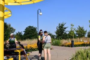 Warsztaty Nordic Walking w parku nad Moszczenicą, drugie z...