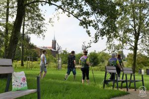 Warsztaty Nordic Walking w parku nad Moszczenicą, trzecie z kolei zajęcia