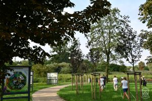 Warsztaty Nordic Walking w parku nad Moszczenicą, trzecie z kolei zajęcia