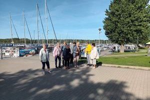 Wycieczka nad Bałtyk - uczestnicy w trakcie zwiedzania atrakcji turystycznych
