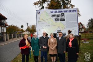 Po odsłonięciu nowej tablicy informacyjnej. Mieszkanka Niesułkowa, Zastępca Burmistrza Strykowa Tamara...