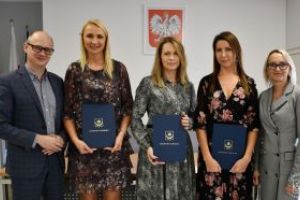 Burmistrz Witold Kosmowski oraz Zastępca Burmistrza Tamara Barańska-Kiemaczyńska wraz z nagrodzonymi nauczycielkami: Martą...