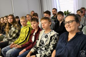 Dyrektor SP w Bratoszewicach Pani Ewa Piórkowska z uczniami kl. VIII na miejscach dla publiczności obrad Rady Miejskiej w...