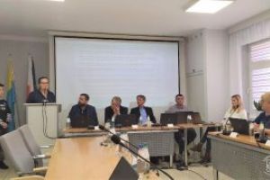 Dyrektor SP w Bratoszewicach Pani Ewa Piórkowska wraz z uczniem dziękuje za możliwość wzięcia udziału grupy ósmoklasistów w...