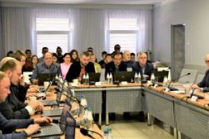 Burmistrz Strykowa Witold Kosmowski, Radni Rady Miejskiej w Strykowie oraz publiczność, m.in. uczniowie SP w Bratoszewicach.