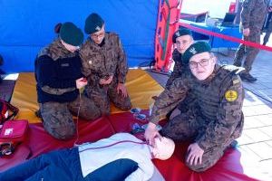 Uczniowie klasy mundurowej ZS Nr 1 w Bratoszewicach prezentują udzielanie pierwszej pomocy