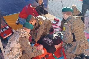 Uczniowie klasy mundurowej ZS Nr 1 w Bratoszewicach prezentują udzielanie pierwszej pomocy