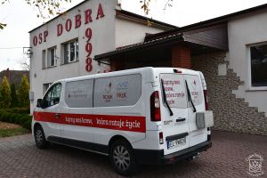 Ambulans RCKiK Łódź przed remizą OSP Dobra